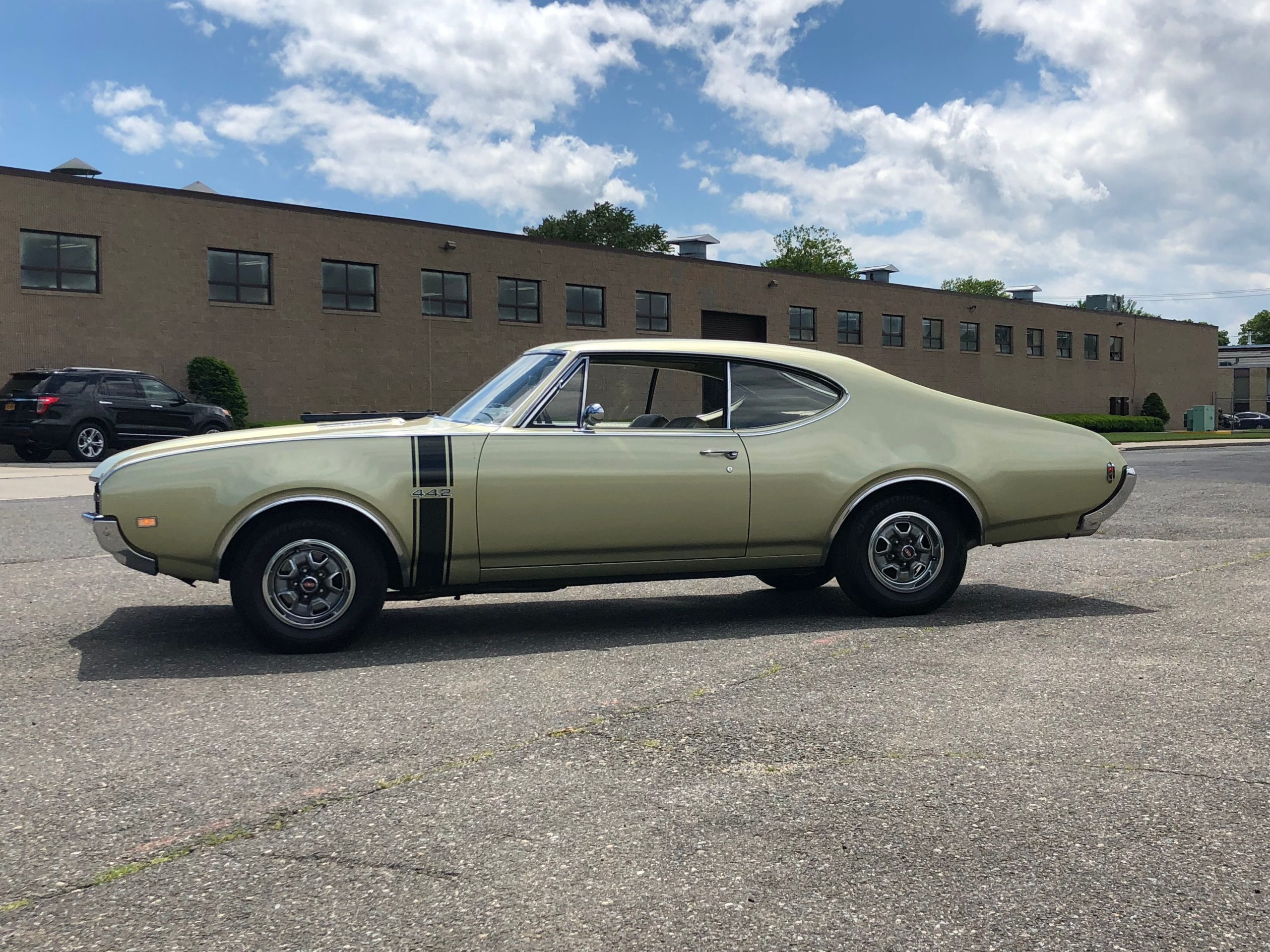 
								1968 Oldsmobile Cutlass 442 full									