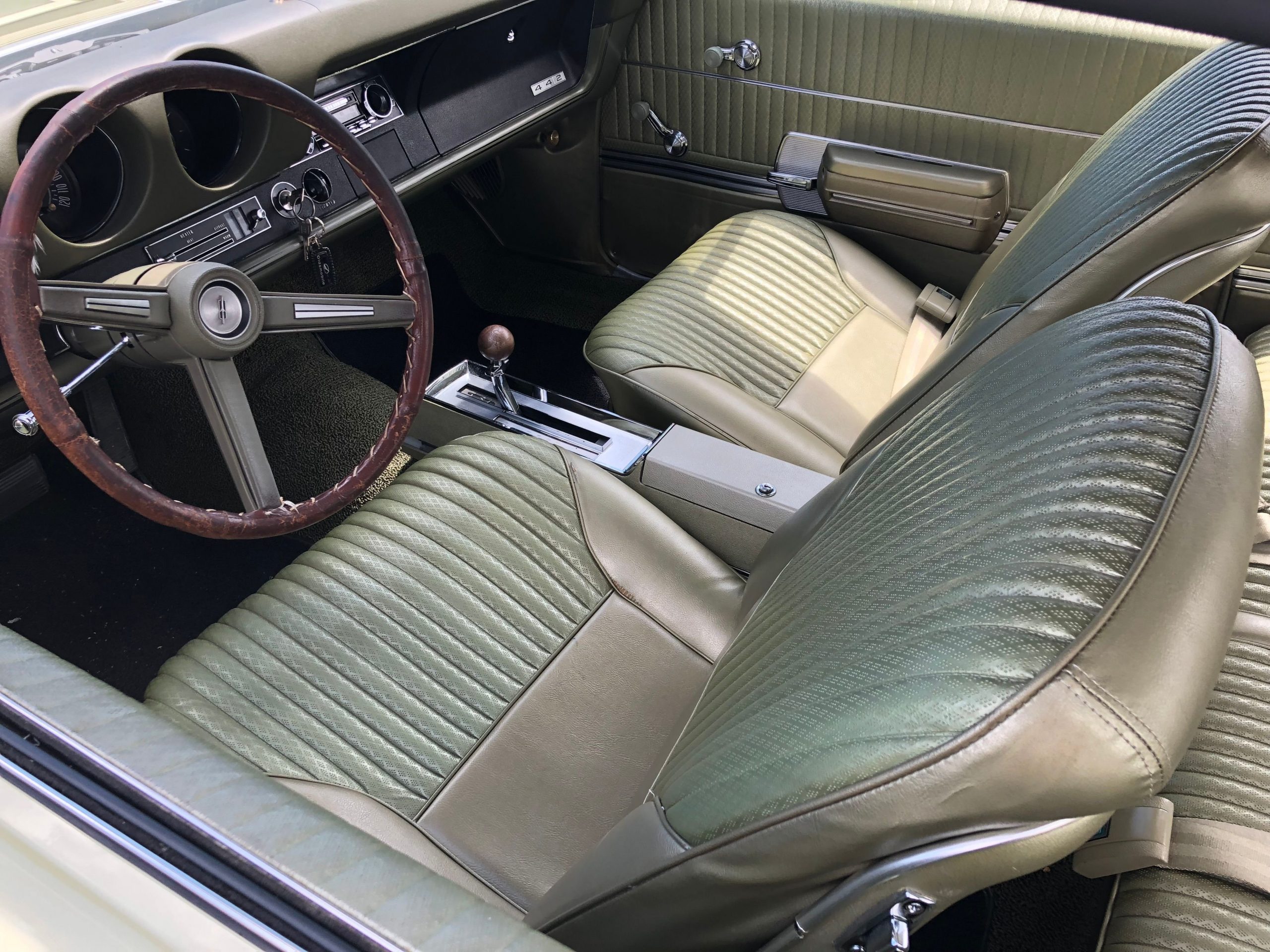 
								1968 Oldsmobile Cutlass 442 full									