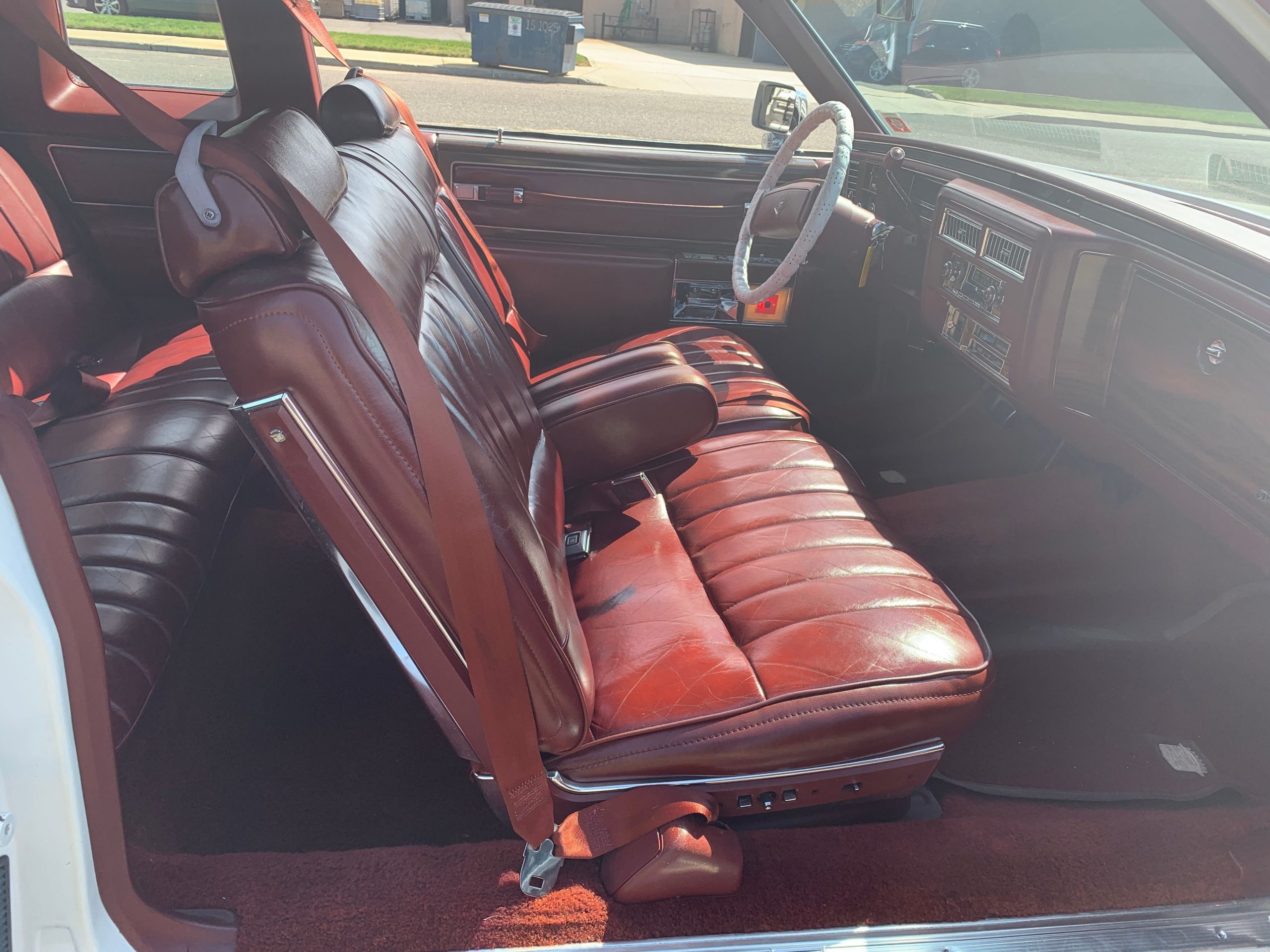 
								Cadillac Coupe DeVille full									