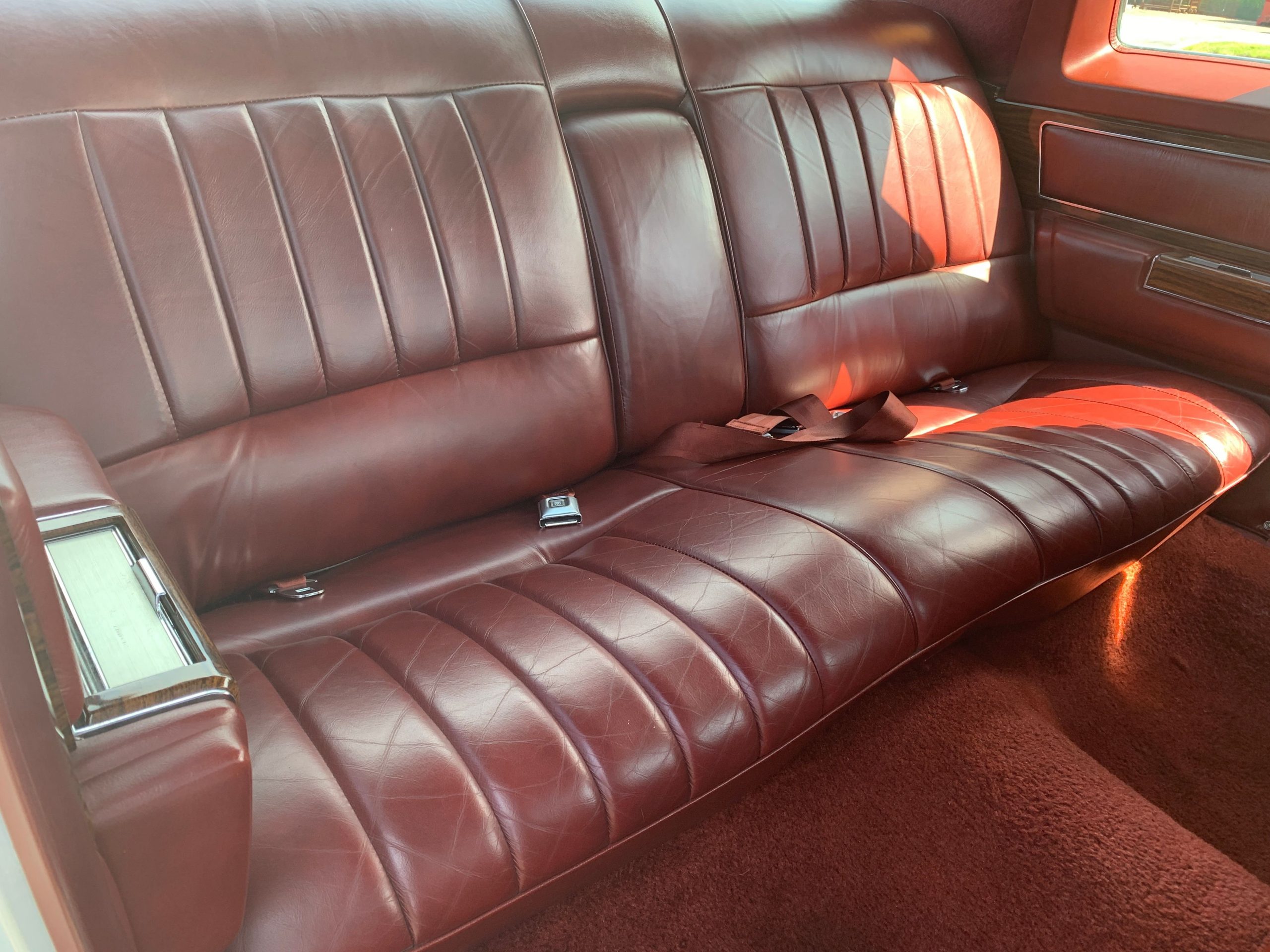 
								Cadillac Coupe DeVille full									